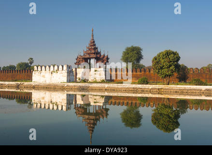 Mandalay Royal Palace Myanmar Burma Asien Architektur wechselvolle Geschichte Graben Reflexion Skyline der Stadt touristische Reisen Wand Stockfoto