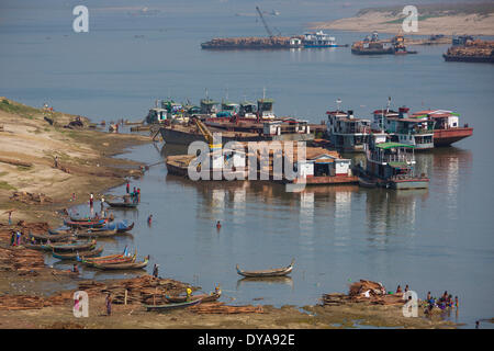 Mandalay Myanmar Burma Asien Sagaing Architektur Boote Stadt bunte Stupas berühmten golden Hill Pagoden Religion Fluss Himmel Stockfoto