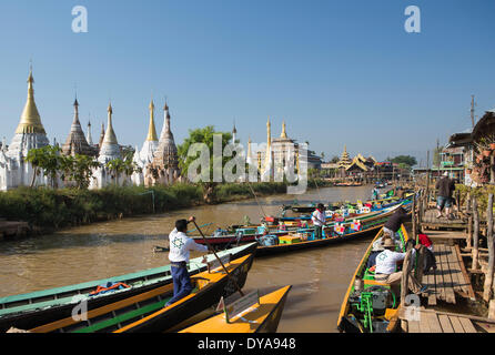 Iwama Stadt Myanmar Burma Asien Boote Kanal farbenfrohen schwimmende Inle See Skyline Stupas touristische Boottouristen transportieren tr Stockfoto