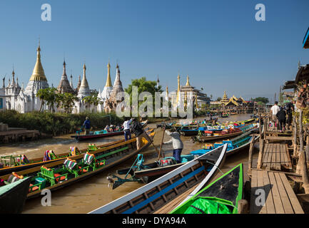 Iwama Stadt Myanmar Burma Asien Boote Kanal farbenfrohen schwimmende Inle See Skyline Stupas touristische Boottouristen transportieren tr Stockfoto