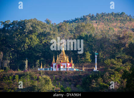 Myanmar Burma Asien Pindaya Pindaya Höhlen Shan Shan Provinz Höhlen Eingang Hügel Landschaft Panorama Dach Treppen Stupas sunse Stockfoto