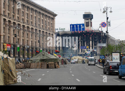 Kiew, Ukraine. 11. April 2014. Ein Zeltlager am Unabhängigkeitsplatz in Kiew, einen Monat nach dem Februar 2014 Euromajdan regierungsfeindliche Aufstände. Kiew, Ukraine, am 11. April 2014. Die Gewerkschaften Gebäude mit rosa Punkt Graffiti, die am 18. Februar in einem Feuer beschädigt wurde. Bildnachweis: CTK/Alamy Live-Nachrichten Stockfoto