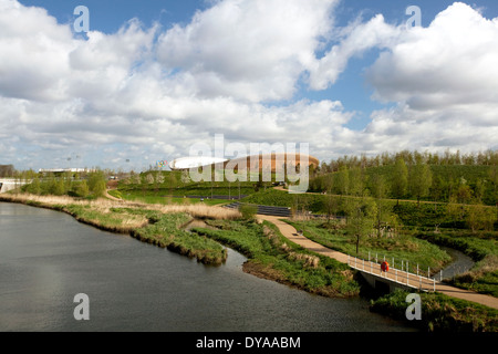 Velodrom gesehen über River Lea im Queen Elizabeth Olympic Park, London Stockfoto