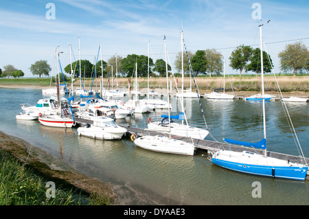 Frankreich, Picardie, Saint Valery-Sur-Somme. Yachten ankern am Fluss Somme. Stockfoto