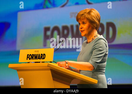 Nicola Sturgeon MSP, erste schottische Ministerin bei der SNP-Frühjahrstagung im Exhibition and Conference Centre (AECC) 2014. Dies ist die letzte formelle Versammlung vor dem Referendum am 18. September, in dem für ein Ja für Schottlands Unabhängigkeit geworben wird. Die Konferenz anlässlich des 80. Jahrestages der Gründung der Partei folgt der Veröffentlichung von „Scotland’s Future, einem detaillierten Plan für eine schottische Regierung der Nationalen Partei, die die neuen Befugnisse nutzt. Stockfoto