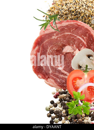 Roten rohes Fleisch Steak mit Gewürzen und Gemüse, Isolated On White Background Stockfoto