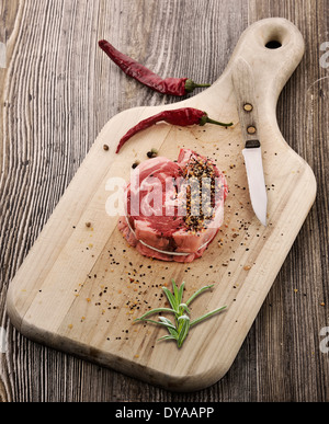 Stück rot rohes Fleisch Steak auf dem Schneidebrett Stockfoto