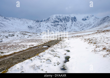 Fußweg zum Red Tarn und Schnee bedeckt Lakelandpoeten mit Striding Edge links in Bergen des Lake District, Cumbria, England, UK Stockfoto