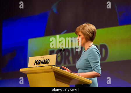 Nicola Sturgeon MSP, erste schottische Ministerin bei der SNP-Frühjahrstagung im Exhibition and Conference Centre (AECC) 2014. Dies ist die letzte formelle Versammlung vor dem Referendum am 18. September, in dem für ein Ja für Schottlands Unabhängigkeit geworben wird. Die Konferenz anlässlich des 80. Jahrestages der Gründung der Partei folgt der Veröffentlichung von „Scotland’s Future, einem detaillierten Plan für eine schottische Regierung der Nationalen Partei, die die neuen Befugnisse nutzt. Stockfoto