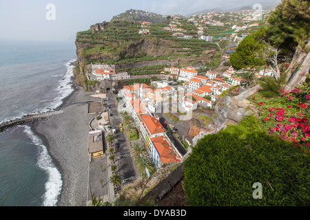 Klippe mit Stadtblick, Ponta do Sol, die Insel Madeira Stockfoto