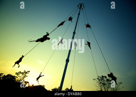 Danza de Voladores de Papantla (mexikanische präkolumbianischen Ariel Tanz) Stockfoto