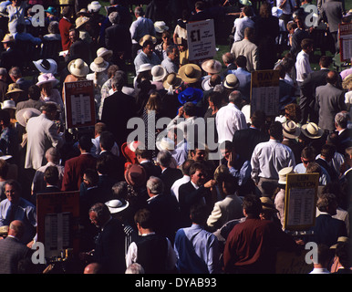 Menschen sammeln auf der Rennbahn für die Royal Ascot-Rennen in Berkshire, Großbritannien Stockfoto