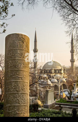 Historischen osmanischen Grabstein mit Gravuren und Eyüp Sultan Moschee von Eyüp, Istanbul Stockfoto