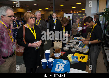 Aberdeen, Schottland, UK Freitag, 11. April 2014.  Delegierten auf der SNP Frühjahrskonferenz im Exhibition and Conference Centre (AECC). Dies ist die letzte formelle Zusammenkunft vor dem Referendum am 18. September Kampagne für ein ja für die Unabhängigkeit Schottlands.  Die Konferenz zum 80. Jahrestag der Gründung der Partei, folgt die Veröffentlichung von "Schottlands Zukunft, einen detaillierten Entwurf für eine schottische nationale Parteienregierung, mit neuen Kräften zu liefern.  Bildnachweis: Mar Photographics/Alamy Live-Nachrichten Stockfoto