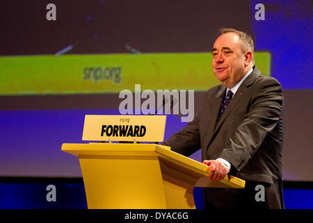 Weiter mit Alex Salmond MSP, Parteiführer bei der SNP-Frühjahrstagung im Exhibition and Conference Centre (AECC) 2014. Dies ist die letzte formelle Versammlung vor dem Referendum am 18th. September, in dem ein Ja-Votum für die Unabhängigkeit Schottlands geführt wird. Die Konferenz anlässlich des 80th. Jahrestages der Gründung der Partei folgt auf die Veröffentlichung von ‘Schottlands Zukunft, einem detaillierten Plan für eine Regierung der schottischen Nationalpartei, die mit den neuen Mächten liefern soll. Stockfoto