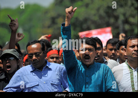 DHAKA, Bangladesch - APRIL 11: Überlebende und Unterstützer eine Demonstration gegen die jüngsten Tragödien, die Rana Plaza und Tazreen Bekleidungsfabriken geschlagen. Bangladeshs Bekleidungsbranche kam in Weltbild nach dem tragischen Tod von 1.243 Arbeiter in dem Zusammenbruch der Rana Plaza in Savar und in der Fabrik-Feuer der Tazreen Mode in den letzten Monaten. (Foto von Mohammad Asad/Pacific Press/Alamy Live-Nachrichten) Stockfoto