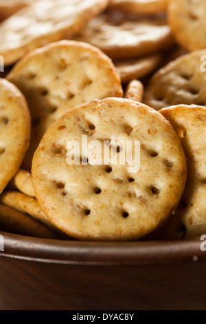 Vollkorn-Weizen Runde Cracker in eine Schüssel geben Stockfoto