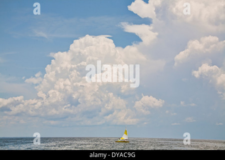 Kleinen Segelboot segeln in Florida am Golf von Mexiko mit großen flauschigen Wolken über dem Horizont Stockfoto