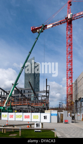 Krane auf der First Street-Entwicklung mit der Beetham (Hilton) Turm hinter.  Erste Street, Manchester, England, Vereinigtes Königreich Stockfoto