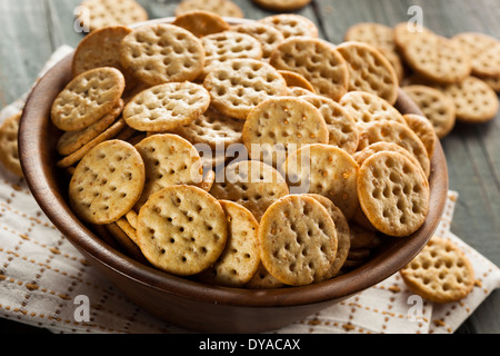 Vollkorn-Weizen Runde Cracker in eine Schüssel geben Stockfoto