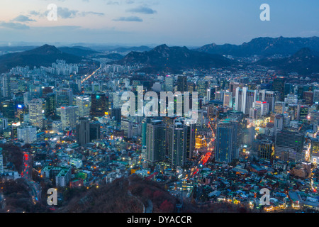 Korea Asien Myeong-Dong Abend Seoul Architektur zentral downtown Metropole urban Skyline Wolkenkratzer Panoramatour leuchtet Stockfoto