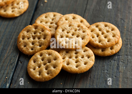 Vollkorn-Weizen Runde Cracker in eine Schüssel geben Stockfoto