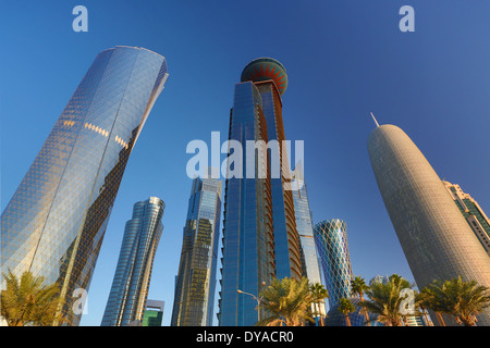 Al Bidda Tower Burj Katar Nahen Osten Doha Katar Nahost World Trade Center Architektur Gebäude Stadt bunte futuris Stockfoto