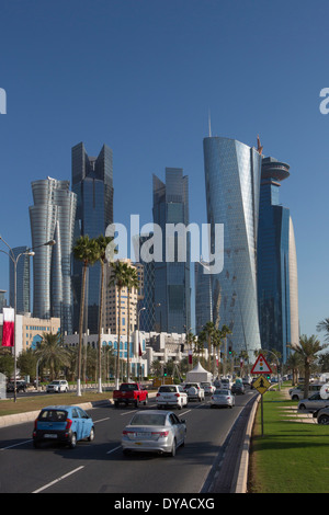 Al Bidda Doha Katar Nahost World Trade Center Architektur Autos Stadt bunte Corniche futuristische Skyline Wolkenkratzer t Stockfoto