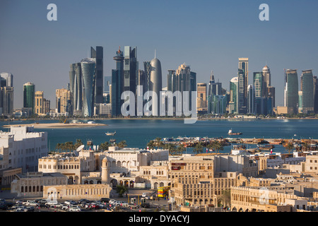 Burj Doha Qatar Nahost Architektur Bay City bunten Kontrast Corniche futuristische Minarett alte Panorama Skyline skysc