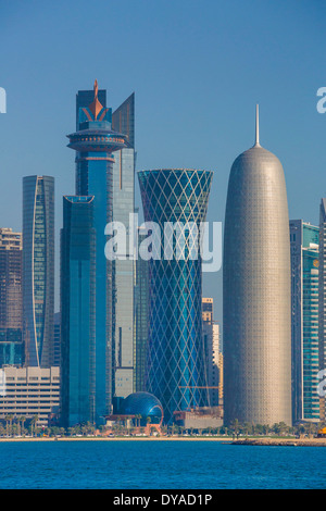 Al Bidda Burj Doha Katar Nahost World Trade Center Architektur Bay City bunte Corniche futuristische Skyline Wolkenkratzers Stockfoto