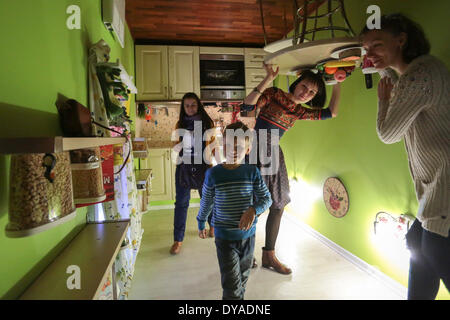 Sankt PETERSBURG, Russland - APRIL 11: Personen besuchen die Küche des Museums "Haus auf den Kopf gestellt" eröffnete kürzlich in Sankt Petersburg, Russland. Das Museum zeigt eine Wohnung, wo alles Hals über Kopf gedreht wird. (Foto von Anna Volkova/Pacific Press) Stockfoto