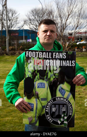 „Axe the Act“ schottische Fußballfans Kriminelle protestieren am Freitag, den 11. April 2014 in Aberdeen, Schottland, Großbritannien. Fans, Fußball, Sport, Fan, Spiel, Team, Belästigung von Unterstützern, männlich, jung, Veranstaltung, Wettbewerb, Menschen demonstrieren außerhalb der SNP-Frühjahrskonferenz. Keltische Fans haben eine neue Kampagnengruppe, Fans gegen die Kriminalisierung, gebildet, um gegen den ersten Teil des Gesetzes über Offensive Behaviour at Football and Throating Communications zu kämpfen. Stockfoto