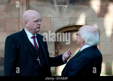 Coventry, Westmidlands, England, UK. 11. April 2014. Irische Präsident Michael D. Higgins ist rund um die Ruinen der alten Kathedrale von Canon David Porter, Canon Direktor der Versöhnung im Rahmen seines Besuchs in Coventry begleitet. Bildnachweis: Colin Underhill/Alamy Live-Nachrichten Stockfoto