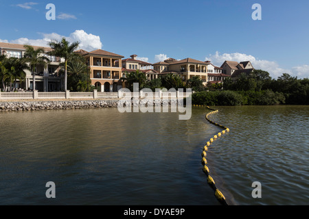 Schützende schwimmende Barriere Boom am Deich WCI Gemeinschaft, Tampa, FL, USA Stockfoto