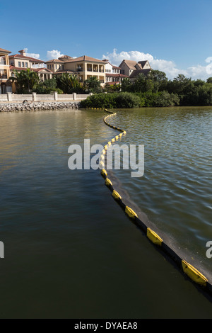 Schützende schwimmende Barriere Boom am Deich WCI Gemeinschaft, Tampa, FL, USA Stockfoto