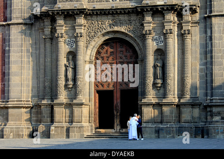 Priester und Mensch vor der großen Tür der Kirche in der Plaza de Santo Domingo, Centro Historico, Mexiko-Stadt Stockfoto