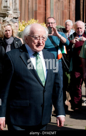 Coventry, Westmidlands, England, UK. 11. April 2014. Irische Präsident Michael D. Higgins tourt die Ruinen der alten Kathedrale im Rahmen seines Besuchs in Coventry. Bildnachweis: Colin Underhill/Alamy Live-Nachrichten Stockfoto