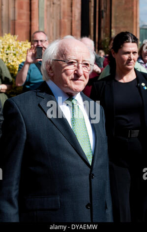 Coventry, Westmidlands, England, UK. 11. April 2014. Irische Präsident Michael D. Higgins tourt die Ruinen der alten Kathedrale im Rahmen seines Besuchs in Coventry. Bildnachweis: Colin Underhill/Alamy Live-Nachrichten Stockfoto