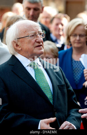 Coventry, Westmidlands, England, UK. 11. April 2014. Irische Präsident Michael D. Higgins tourt die Ruinen der alten Kathedrale im Rahmen seines Besuchs in Coventry. Bildnachweis: Colin Underhill/Alamy Live-Nachrichten Stockfoto