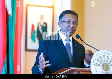 Antananarivo, Madagaskar. 11. April 2014. Madagaskars Präsident Hery Rajaonarimampianina hält Rede bei der Pressekonferenz zur Ernennung der langersehnten Premierminister in Antananarivo, der Hauptstadt von Madagaskar, am 11. April 2014. Kolo Roger wurde zum neuen Premierminister Madagaskars, die Präsidentschaft-Generalsekretär kündigte am Freitag ernannt. © He Xianfeng/Xinhua/Alamy Live-Nachrichten Stockfoto