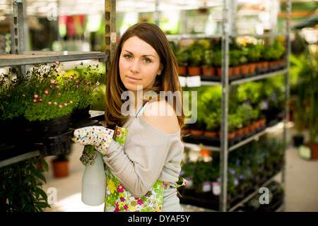 Junge Frau im Blumengarten Stockfoto