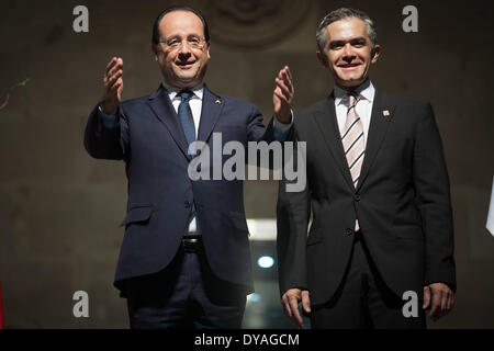 Mexico City, Mexiko. 11. April 2014. Französischer Präsident Fracois Hollande (L) Wellen begleitet von Mexiko-Stadt Bürgermeister Miguel Angel Mancera während einer Zeremonie in Mexiko-Stadt, Hauptstadt von Mexiko, am 11. April 2014. Der französische Präsident Francois Hollande wurde als Gast des Distinguished anerkannt und erhielt die Schlüssel der Stadt von Mexiko-Stadt Bürgermeister Miguel Angel Mancera. Bildnachweis: Pedro Mera/Xinhua/Alamy Live-Nachrichten Stockfoto