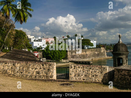 San Juan, Puerto Rico, Vereinigte Staaten. 28. März 2005. La Fortaleza, auch bekannt als Palacio de Santa Catalina, betrachtet von der alten Stadtmauer der San Juan, umrahmt von einem Garita (Wachhäuschen). Die aktuelle offizielle Residenz der Gouverneur von Puerto Rico, es wurde im Jahre 1533 als Festung zur Verteidigung des Hafens gebaut und ist der älteste Palast des Gouverneurs in der westlichen Hemisphäre noch gebräuchlich. Ein großer Palast-Flügel mit einer beeindruckenden Neo-Renaissance-Fassade wurde in der Mitte des 19. Jahrhunderts hinzugefügt. © Arnold Drapkin/ZUMAPRESS.com/Alamy Live-Nachrichten Stockfoto