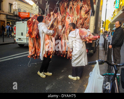 Paris, Frankreich, French Butcher Shop Truck, zwei Männer Arbeiter, die Fleischkadaver von hinten auf der Straße zum Store liefern Stockfoto