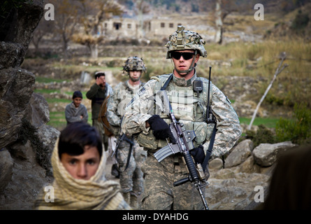 US-Armeesoldaten mit Kunar Provincial Reconstruction Team verlassen nach dem halten einer Shura, oder treffen 7. Dezember 2009 in Lachey Dorf, Shigal District, Provinz Kunar, Afghanistan. Stockfoto