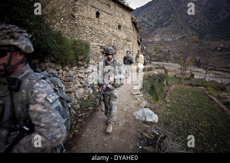 US-Armeesoldaten mit Kunar Provincial Reconstruction Team verlassen nach dem halten einer Shura, oder treffen 7. Dezember 2009 in Lachey Dorf, Shigal District, Provinz Kunar, Afghanistan. Stockfoto