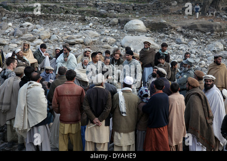 US Navy Mitglieder mit Kunar Provincial Reconstruction Team sprechen für die afghanischen Bewohner während ein Asura oder treffen 7. Dezember 2009 in Lachey Dorf, Shigal District, Provinz Kunar, Afghanistan. Stockfoto