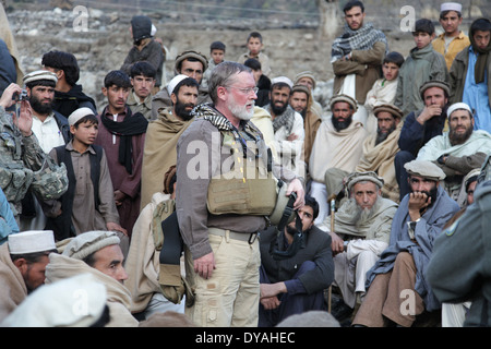 Ted Wittenberger, ein US-Agency for International Development Representative mit Kunar Provincial Reconstruction Team spricht für die afghanischen Bewohner während ein Asura oder treffen 7. Dezember 2009 in Lachey Dorf, Shigal District, Provinz Kunar, Afghanistan. Stockfoto