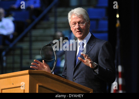 Ehemalige US-Präsident Bill Clinton befasst sich mit die Brigade der Midshipmen während einer Forrestal Vortragsreihe im Alumni Hall an der US Naval Academy 8. April 2014 in Annapolis, Maryland. Clinton diskutiert die Grundsätze der Führung und die Herausforderungen für die militärische Führung im 21. Jahrhundert. Stockfoto