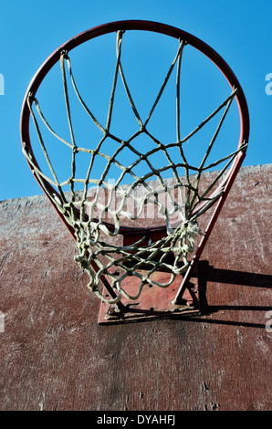 Nahaufnahme des alten Basketball Backboard und Reifen im freien Stockfoto